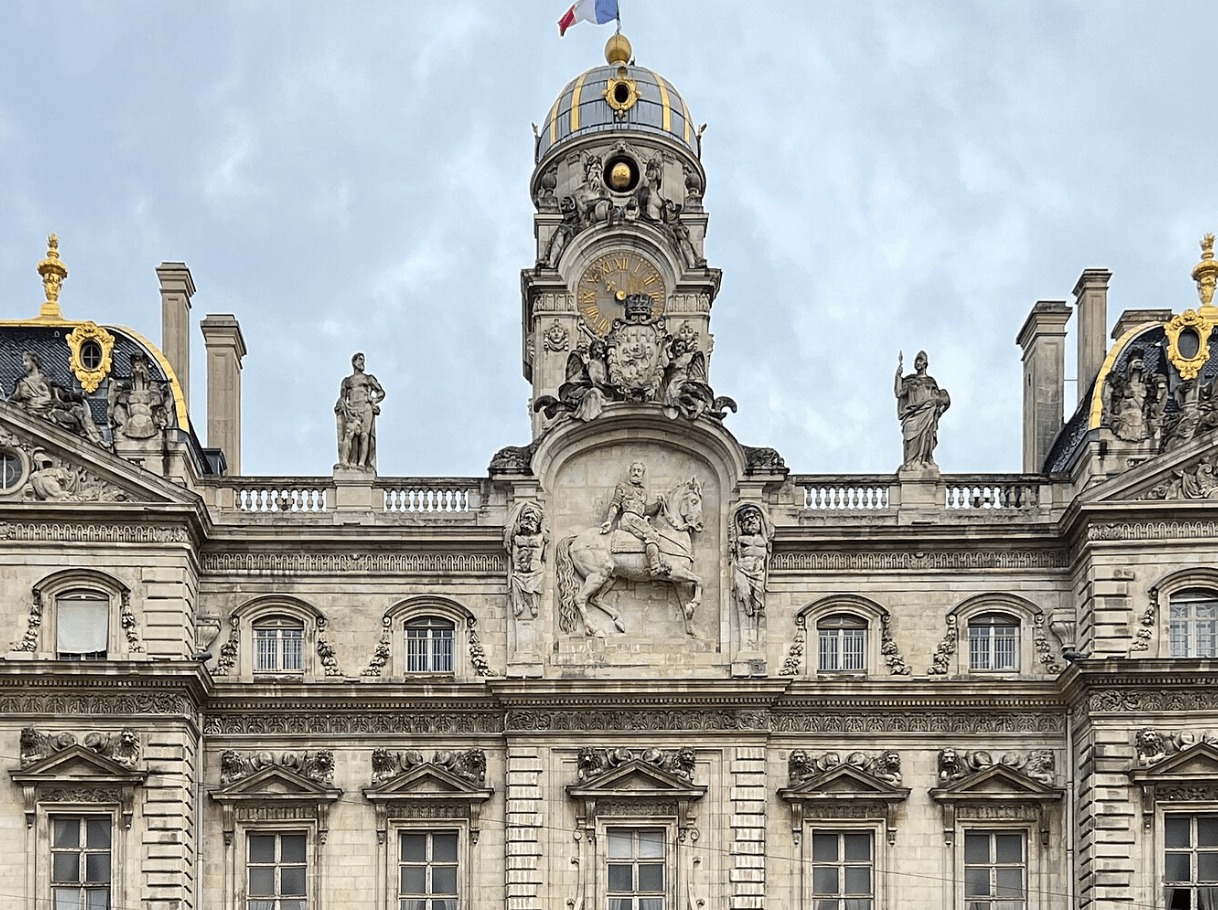 Les Invalides : majestueux complexe baroque du XVIIe siècle, symbole de l’hospitalité militaire, abritant le tombeau de Napoléon et un musée de l’histoire militaire.