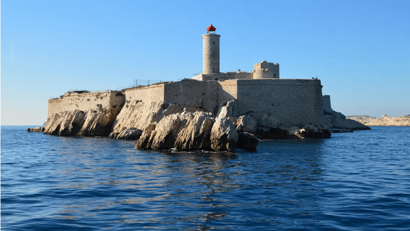 Le Château d'If entouré de la Méditerranée