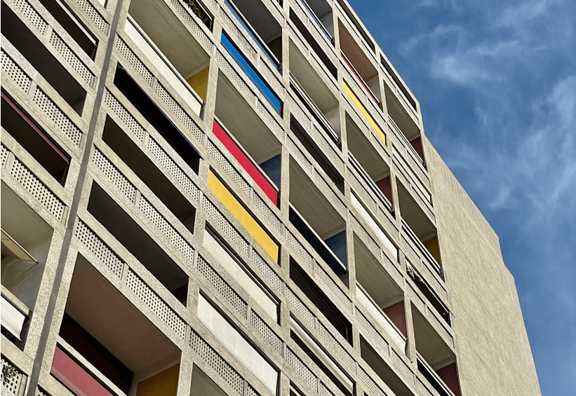 La Cité Radieuse et ses balcons colorés