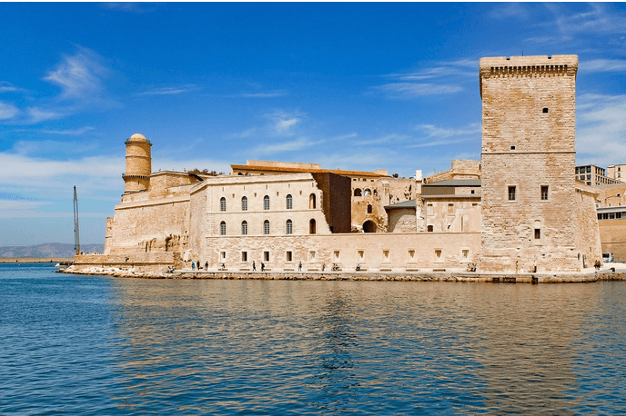Le Fort Saint-Jean au bord de mer.