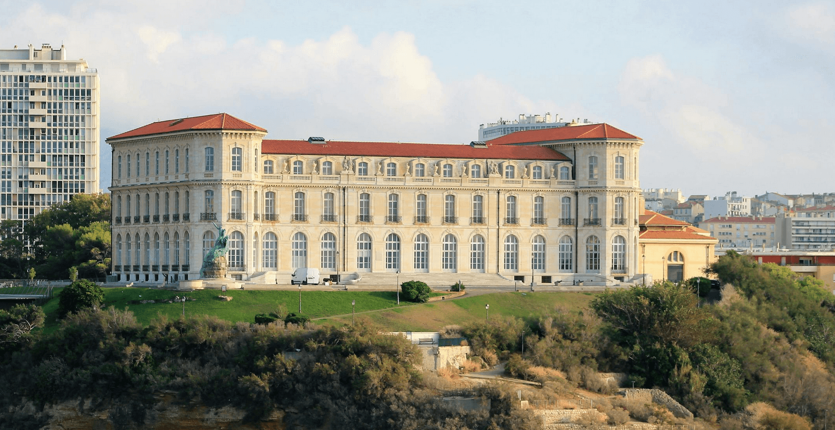 Palais du Pharo, vue sur le port