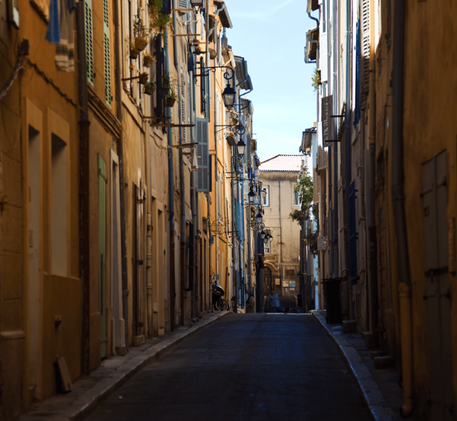 Ruelle étroite de Marseille dans le quartier mythique du Panier avec ces façades colorées.