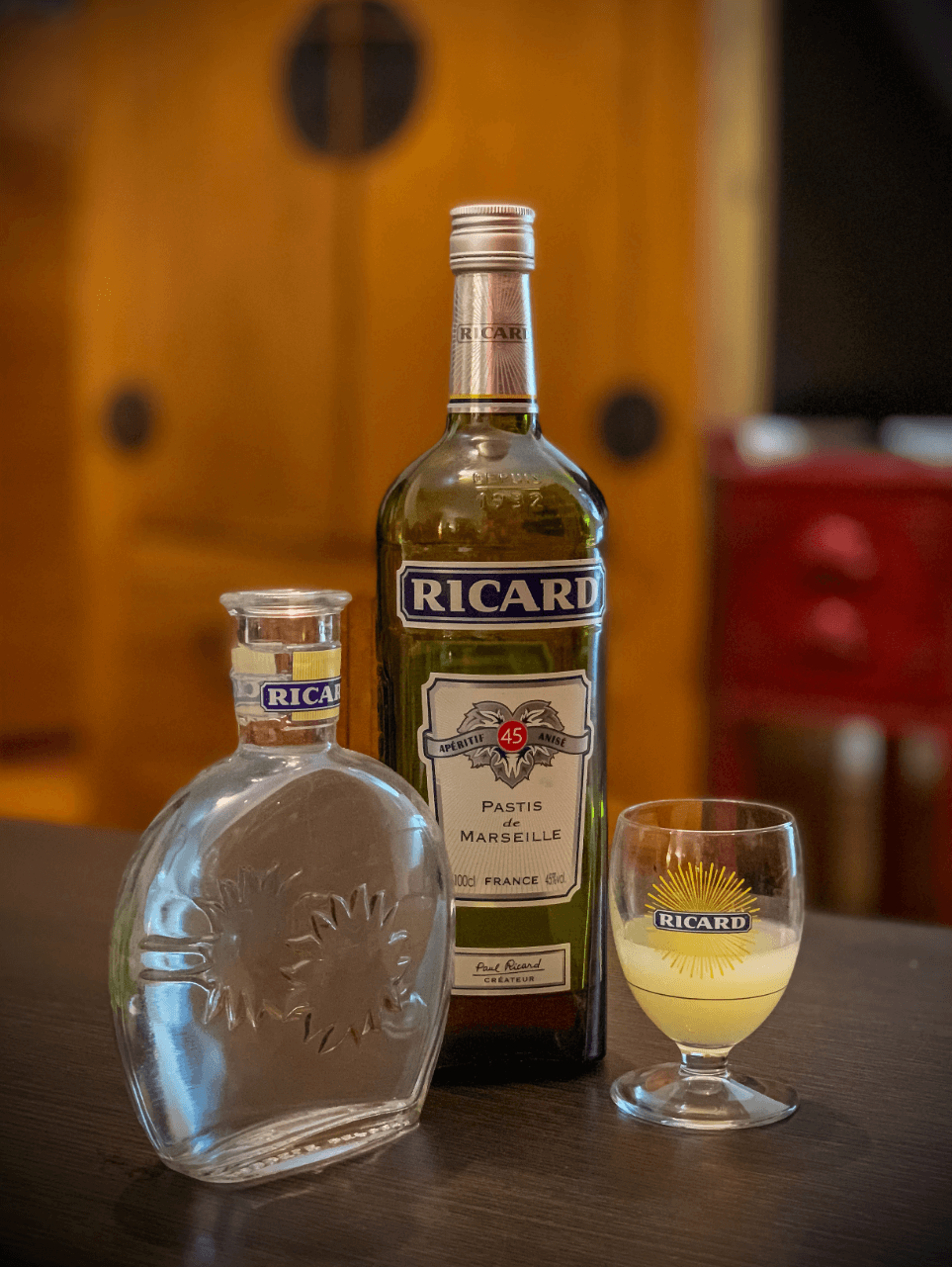 Bouteille de Ricard, alcool à base d'anis.