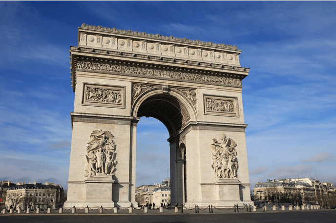 Arc de Triomphe : imposant monument néoclassique honorant les armées napoléoniennes, symbole de mémoire nationale au cœur de Paris.