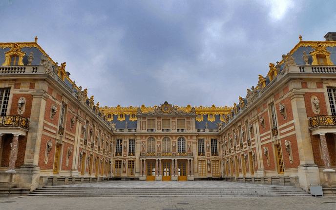 Château de Versailles : somptueux palais royal du XVIIe siècle, incarnation du pouvoir absolu et du raffinement à la française.
