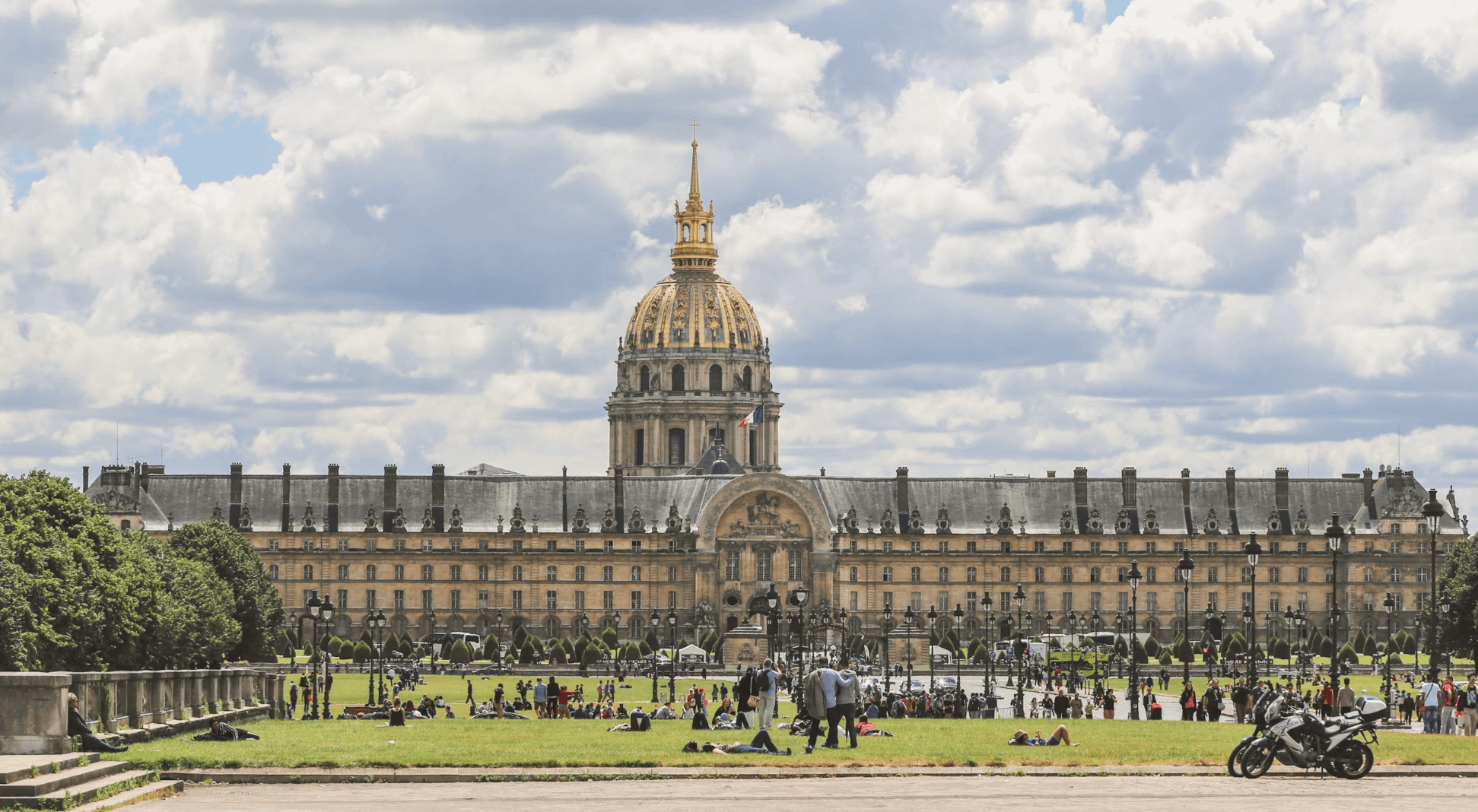 Les Invalides : majestueux complexe baroque du XVIIe siècle, symbole de l’hospitalité militaire, abritant le tombeau de Napoléon et un musée de l’histoire militaire.