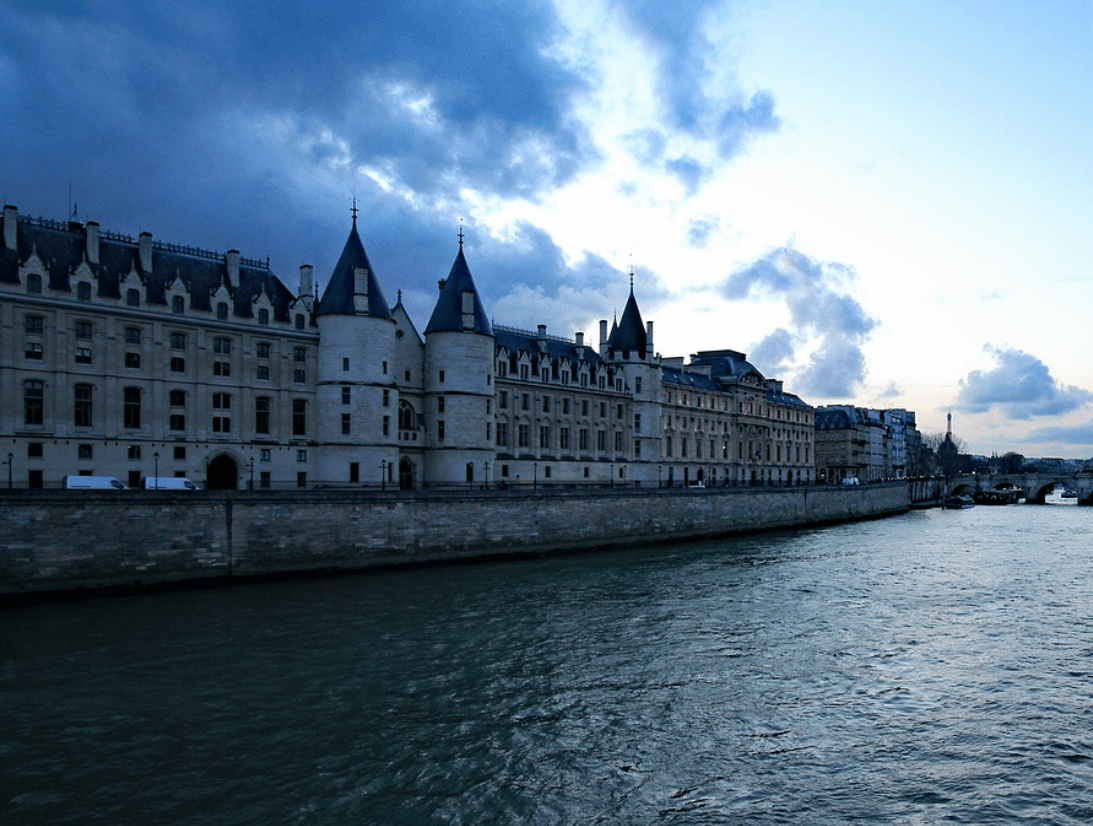 La Conciergerie : imposante ancienne prison médiévale, témoin de l’histoire révolutionnaire, surplombant la Seine.