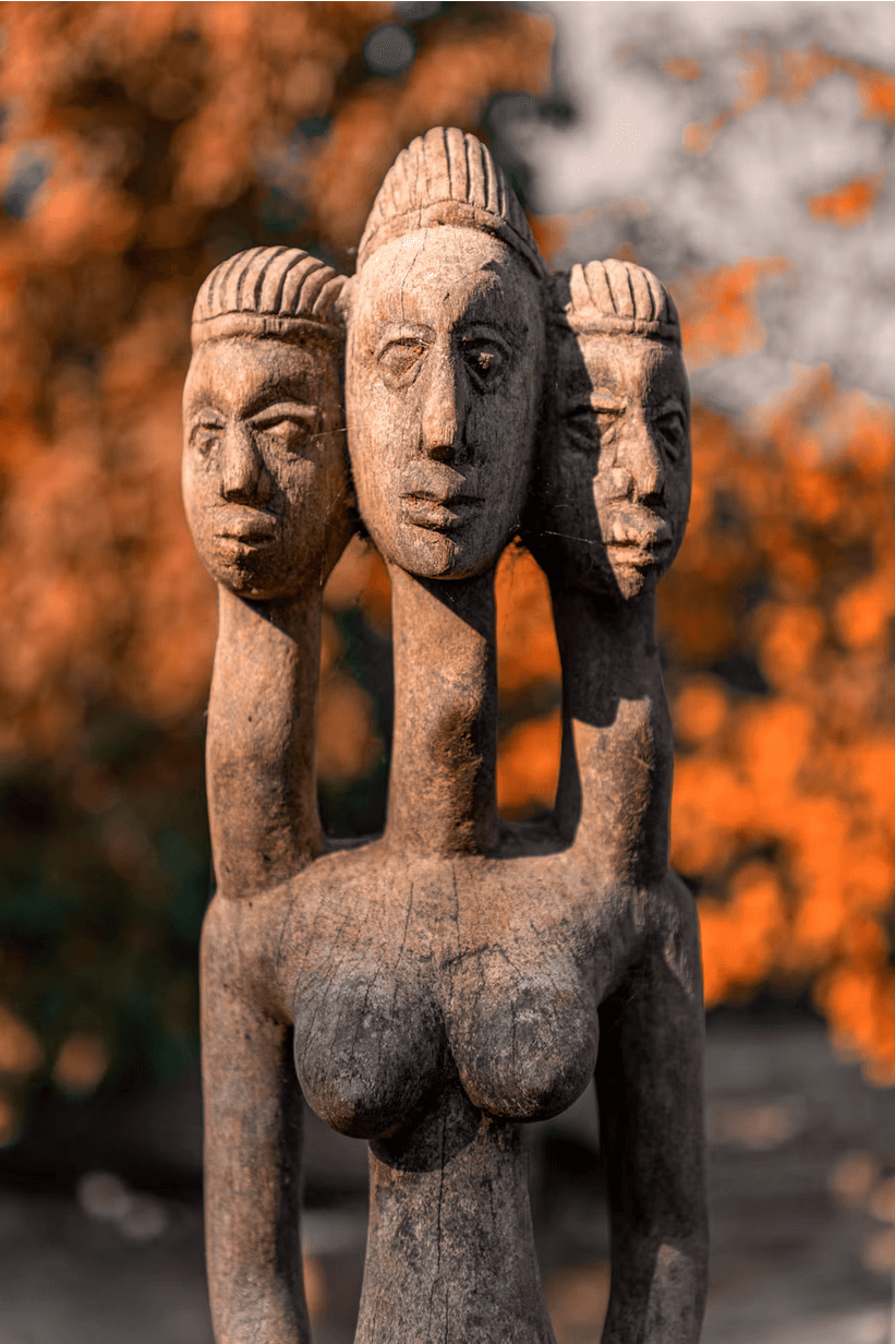 Une statue, en terre, africaine à trois têtes