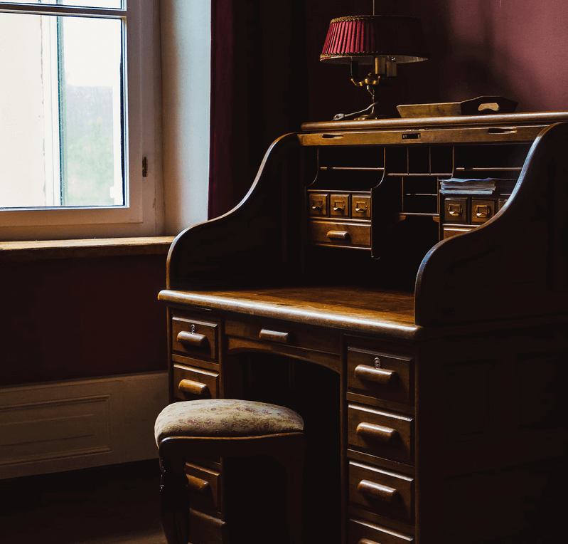 Un magnifique meuble ancien en bois foncé