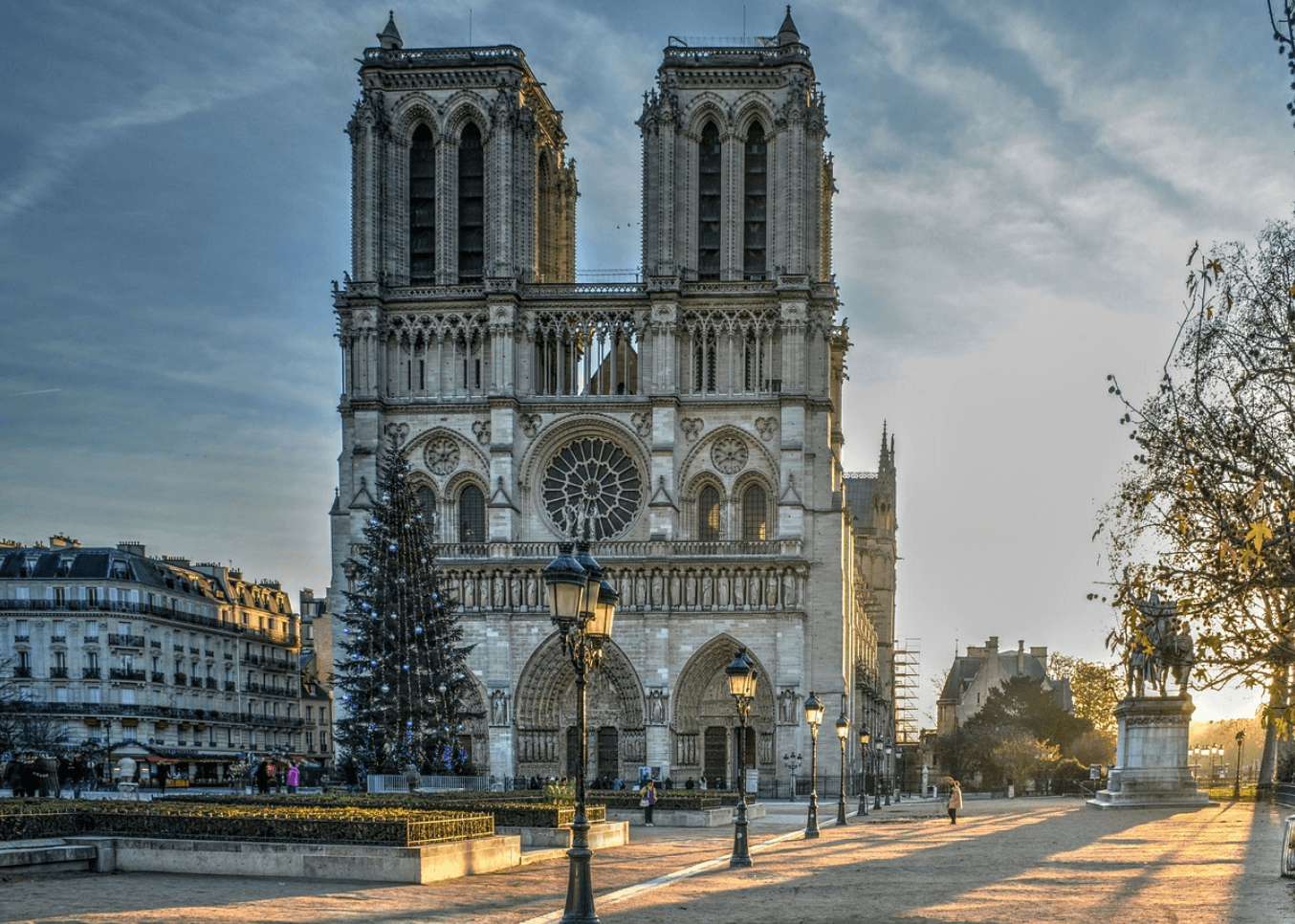 Cathédrale Notre-Dame : chef-d'œuvre gothique avec ses deux tours emblématiques et sa façade sculptée, sur l'île de la Cité