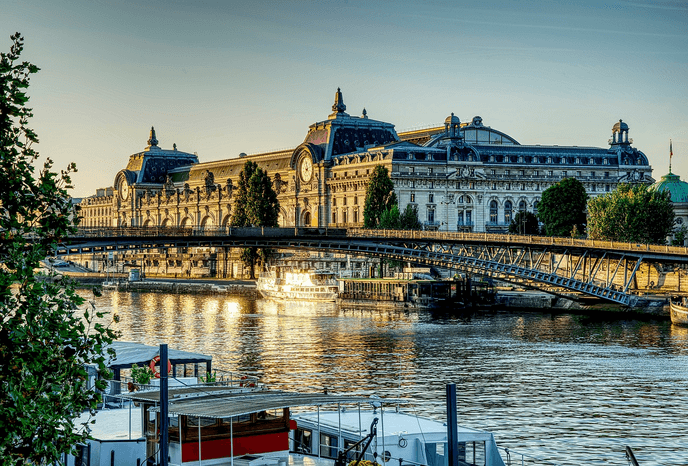Musée d'Orsay : au coucher de soleil avec la Seine et un pont au premier plan