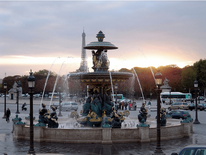 Fontaine de la Place de la Concorde : élégante fontaine monumentale du XIXe siècle, symbolisant les mers, avec en toile de fond la silhouette emblématique de la Tour Eiffel.