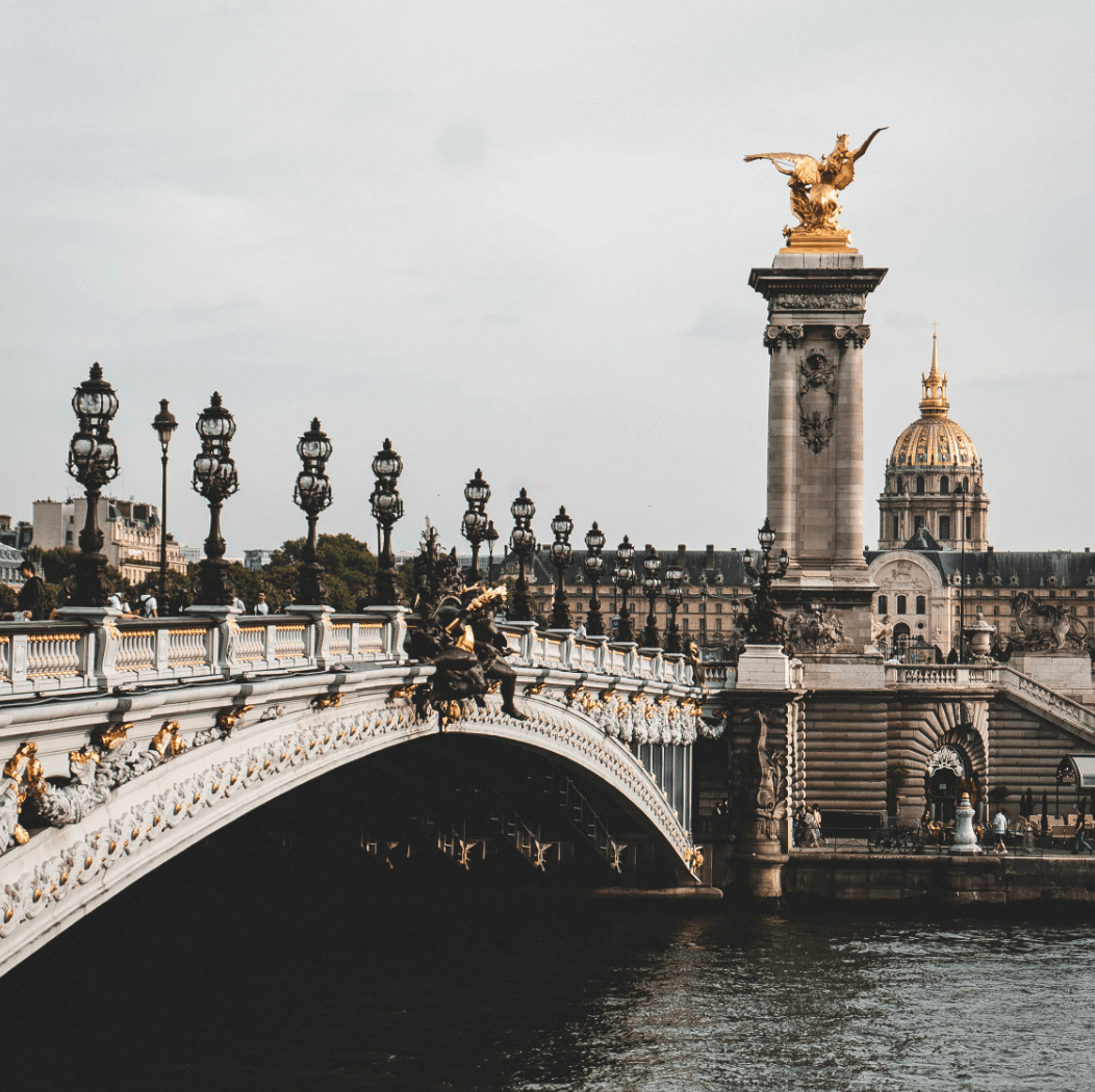 Pont Alexandre III : élégant pont à arches sculptées, chef-d’œuvre de l’Art Nouveau, reliant les deux rives de la Seine avec la silhouette des Invalides en toile de fond.