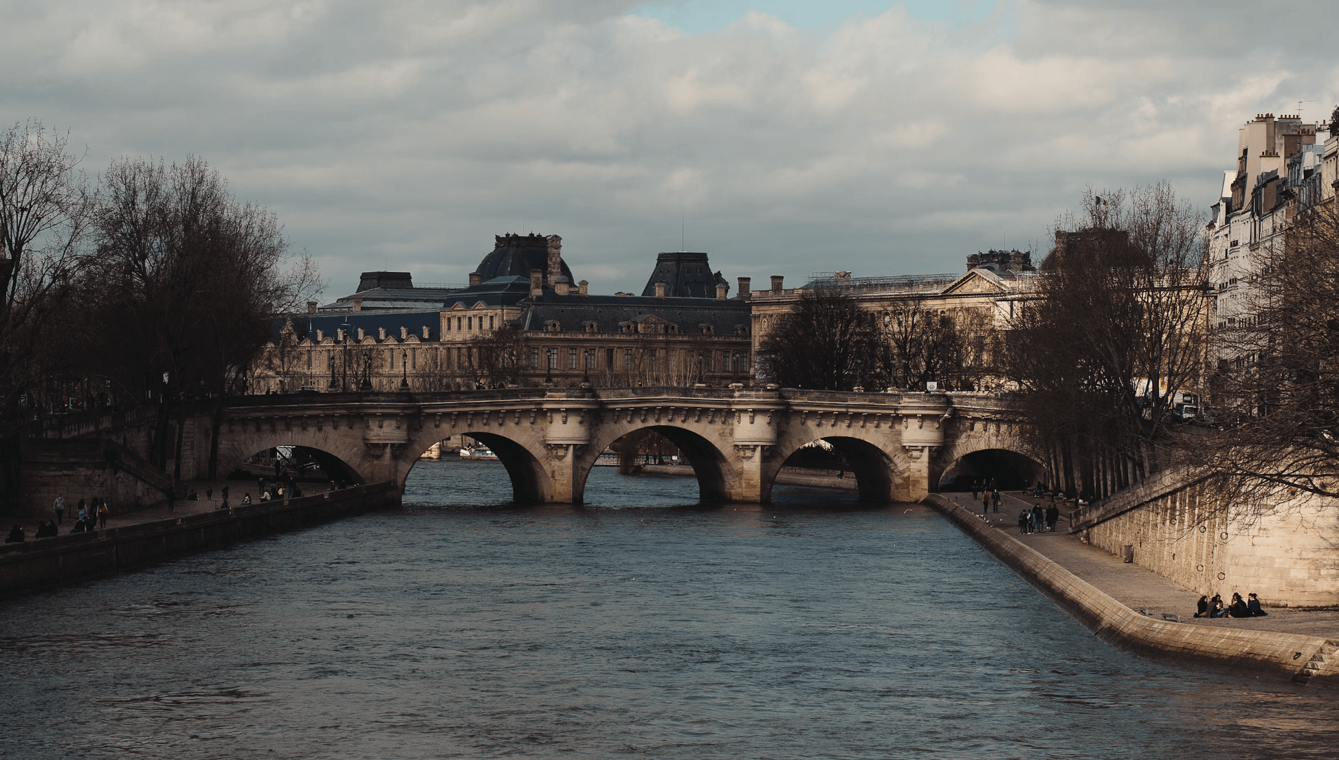 Pont Neuf : plus ancien pont de Paris, mêlant robustesse renaissance et élégance urbaine, reliant l’île de la Cité aux rives animées de la Seine.