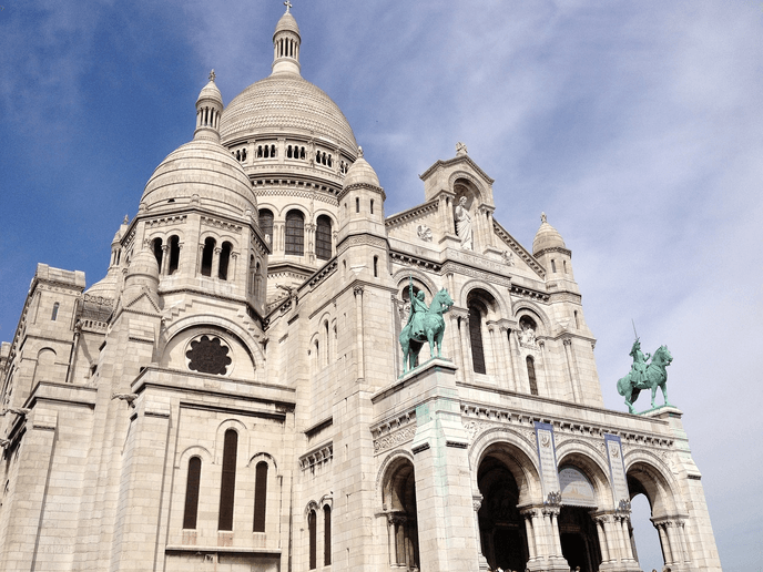Basilique du Sacré-Cœur : monument blanc immaculé sur la butte Montmartre, offrant une vue panoramique sur Paris